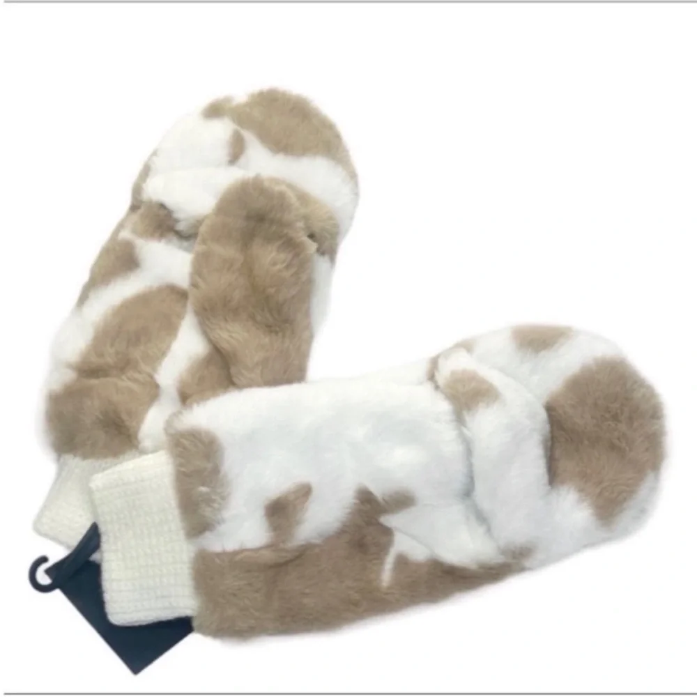 DO EVERYTHING IN LOVE Cow faux fur mittens NEW